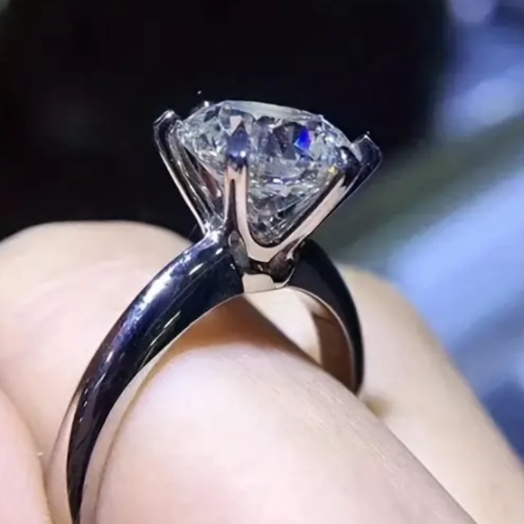 Classic 6-Prong Zircon Ring Luxury Engagement
Wedding Ring - Picture 7 of 8